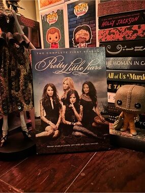 Pretty Little Liars- The Complete First Season 🖤